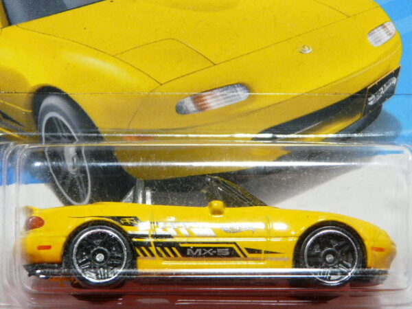 COCHE DEPORTIVO ROADSTER DESCAPOTABLE NUEVO A ESCALA APROXIMADA 1/64.