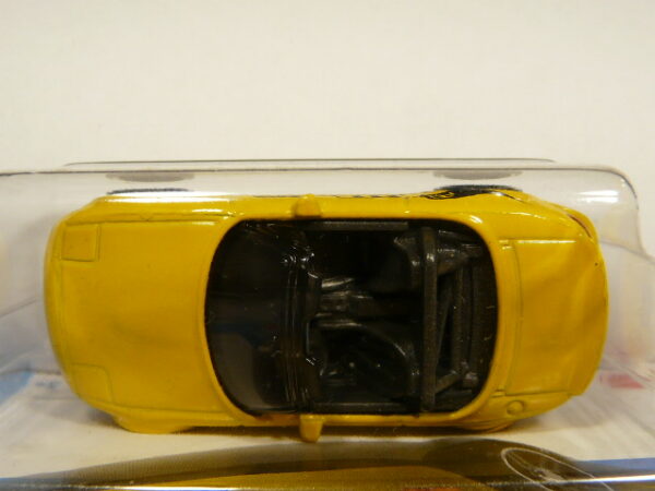 COCHE DEPORTIVO ROADSTER DESCAPOTABLE NUEVO A ESCALA APROXIMADA 1/64. VISTA AEREA.