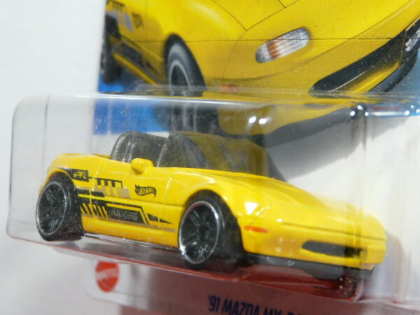COCHE DEPORTIVO ROADSTER DESCAPOTABLE NUEVO A ESCALA APROXIMADA 1/64. VISTA FRONTAL.