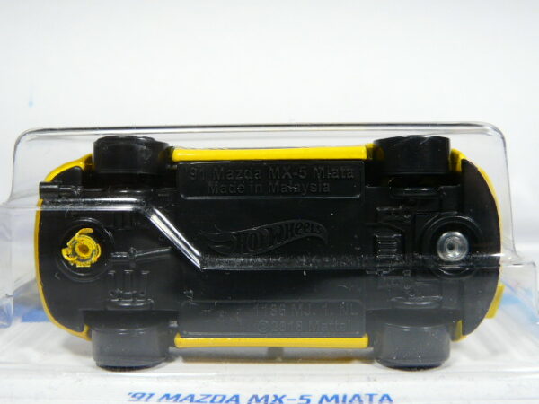 COCHE DEPORTIVO ROADSTER DESCAPOTABLE NUEVO A ESCALA APROXIMADA 1/64. VISTA INFERIOR.