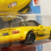 COCHE DEPORTIVO ROADSTER DESCAPOTABLE NUEVO A ESCALA APROXIMADA 1/64. VISTA TRASERA.