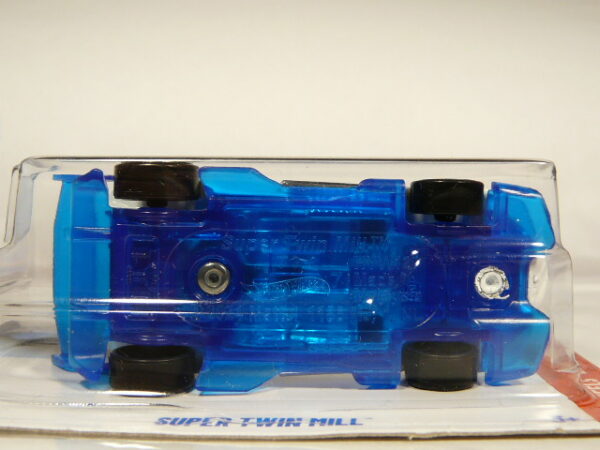 COCHE DE CARRERAS NUEVO A ESCALA APROXIMADA 1/64. VISTA INFERIOR.