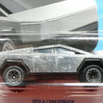 VEHICULO  TODOTERRENO 4X4 ELECTRICO NUEVO A ESCALA APROXIMADA 1/64.