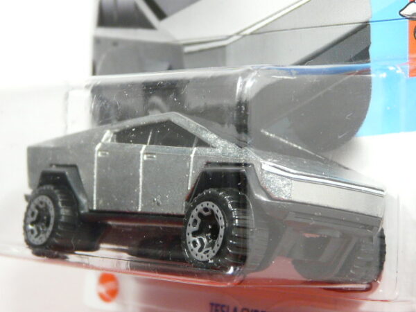 VEHICULO  TODOTERRENO 4X4 ELECTRICO NUEVO A ESCALA APROXIMADA 1/64. VISTA FRONTAL.