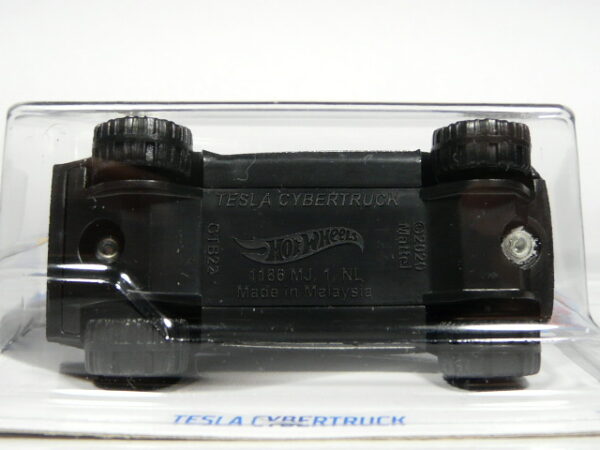VEHICULO  TODOTERRENO 4X4 ELECTRICO NUEVO A ESCALA APROXIMADA 1/64. VISTA NFERIOR.