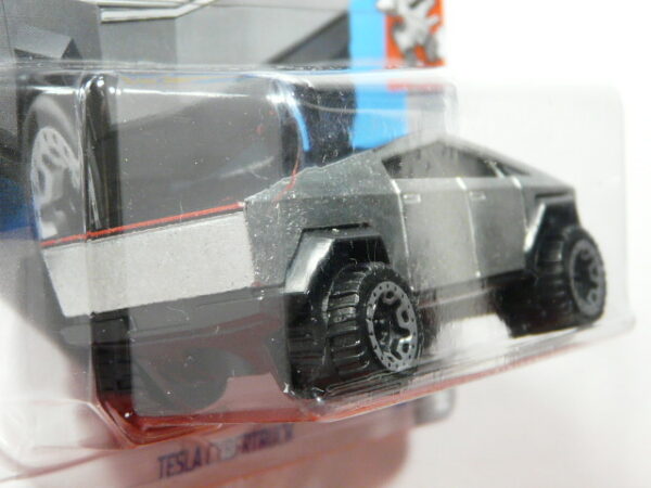 VEHICULO  TODOTERRENO 4X4 ELECTRICO NUEVO A ESCALA APROXIMADA 1/64. VISTA TRASERA.