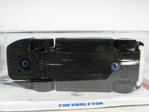 COCHE NUEVO TH EDICION LIMITADA A ESCALA APROXIMADA 1/64. VISTA INFERIOR.