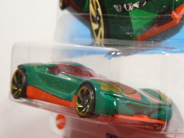 COCHE DE CARRERAS NUEVO A ESCALA APROXIMADA 1/64. VISTA FRONTAL.