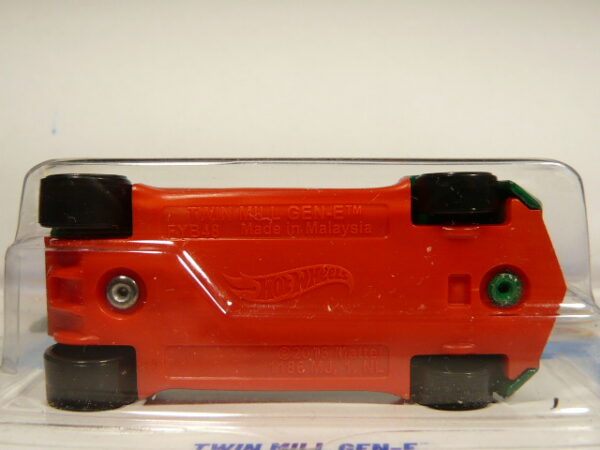 COCHE DE CARRERAS NUEVO A ESCALA APROXIMADA 1/64. VISTA INFERIOR.