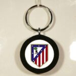 LLAVERO DE MADERA, GOMA Y METAL CON UN DISEÑO ÚNICO Y ORIGINAL.