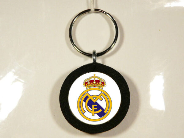 LLAVERO DE MADERA, GOMA Y METAL CON UN DISEÑO ÚNICO Y ORIGINAL.