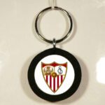 LLAVERO DE MADERA, GOMA Y METAL CON UN DISEÑO ÚNICO Y ORIGINAL.