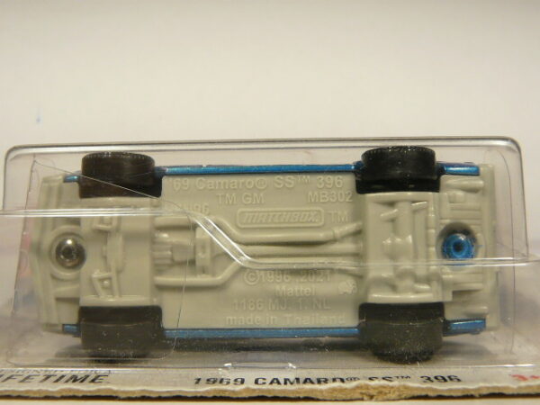 COCHE CABRIO CLASICO DE LOS AÑOS 60 NUEVO A ESCALA APROXIMADA 1/64. VISTA INFERIOR.