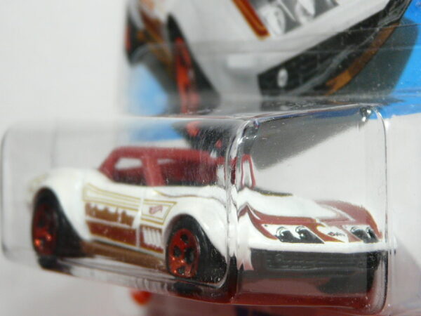 COCHE CLASICO DEPORTIVO COUPE NUEVO A ESCALA APROXIMADA 1/64. VISTA FRONTAL.