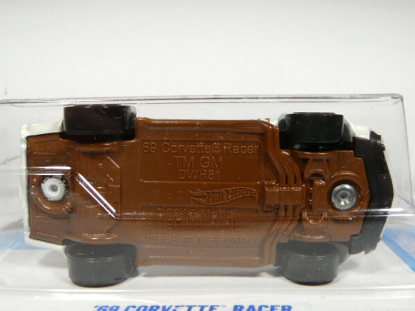 COCHE CLASICO DEPORTIVO COUPE NUEVO A ESCALA APROXIMADA 1/64. VISTA INFERIOR.