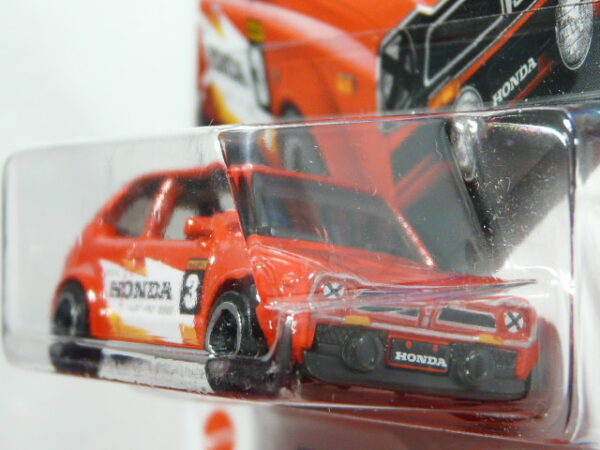 COCHE DEPORTIVO CLASICO NUEVO A ESCALA APROXIMADA 1/64. VISTA FRONTAL.