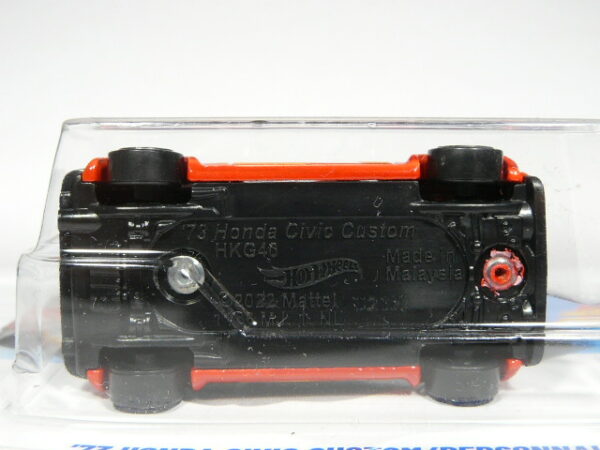 COCHE DEPORTIVO CLASICO NUEVO A ESCALA APROXIMADA 1/64. VISTA INFERIOR.
