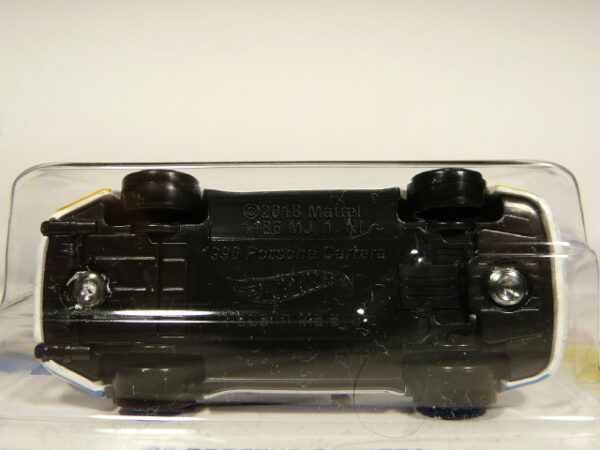 COCHE CLASICO DEPORTIVO COUPE NUEVO A ESCALA APROXIMADA 1/64. VISTA INFERIOR.