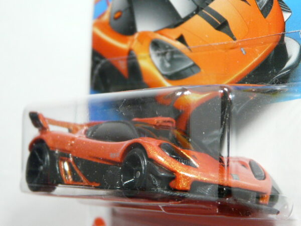 COCHE DEPORTIVO COUPE NUEVO A ESCALA APROXIMADA 1/64. VISTA FRONTAL.