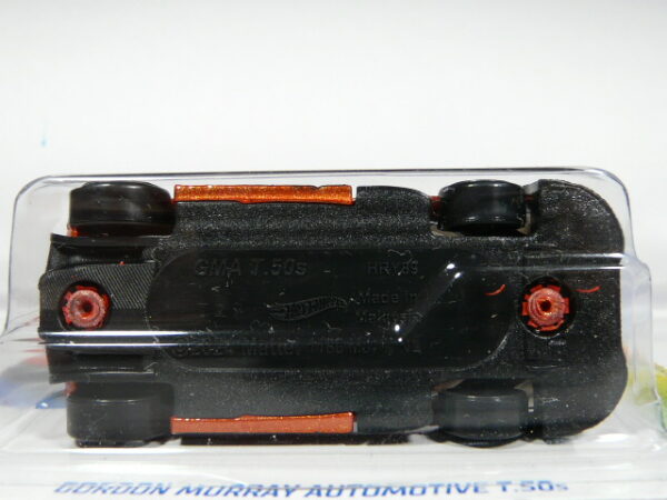 COCHE DEPORTIVO COUPE NUEVO A ESCALA APROXIMADA 1/64. VISTA INFERIOR.