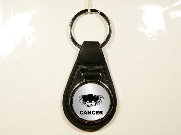 LLAVERO DE PIEL Y METAL CON UN DISEÑO ORIGINAL.