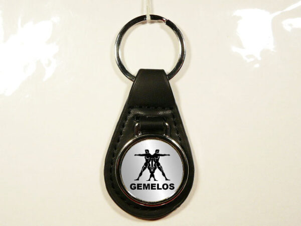 LLAVERO DE PIEL Y METAL CON UN DISEÑO ORIGINAL.