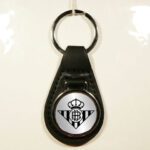 LLAVERO DE PIEL Y METAL CON UN DISEÑO ORIGINAL.