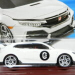COCHE DEPORTIVO NUEVO A ESCALA APROXIMADA 1/64.