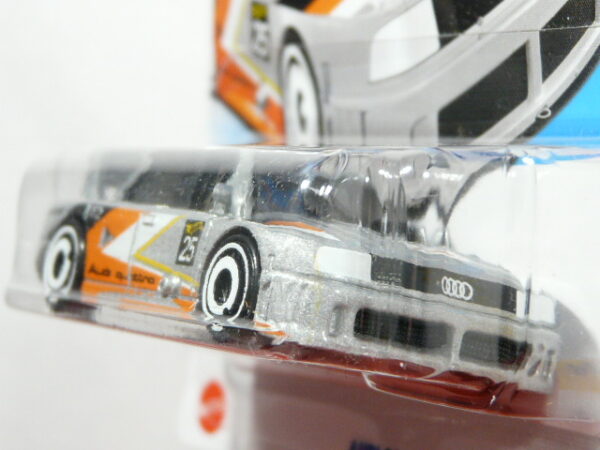 COCHE CLASICO DEPORTIVO NUEVO A ESCALA APROXIMADA 1/64. VISTA FRONTAL.