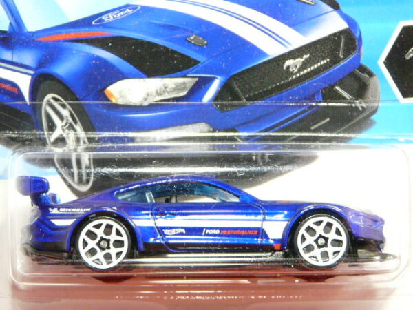 COCHE DEPORTIVO NUEVO A ESCALA APROXIMADA 1/64.