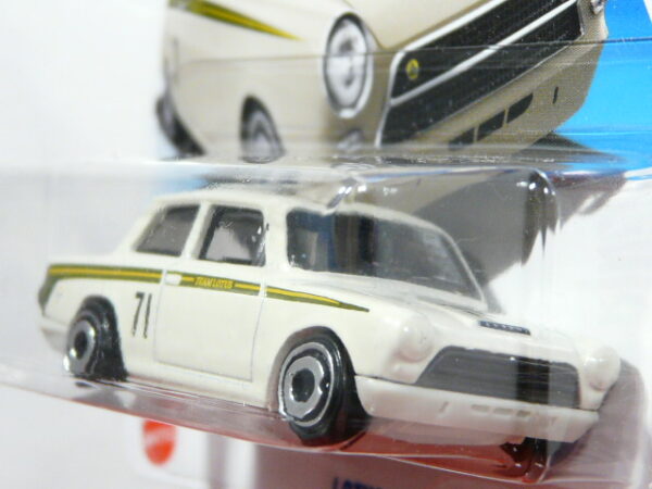 COCHE DEPORTIVO CLASICO NUEVO A ESCALA APROXIMADA 1/64. VISTA FRONTAL.