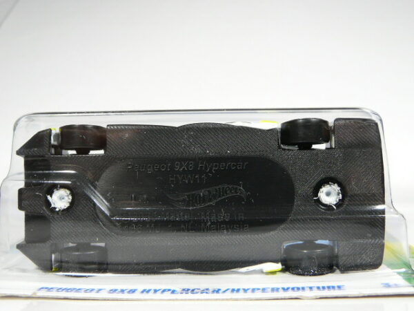 COCHE DEPORTIVO COUPE NUEVO A ESCALA APROXIMADA 1/64. VISTA INFERIOR.