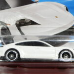 COCHE DEPORTIVO ELECTRICO NUEVO A ESCALA APROXIMADA 1/64.
