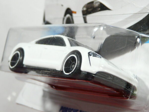 COCHE DEPORTIVO ELECTRICO NUEVO A ESCALA APROXIMADA 1/64. VISTA FRONTAL.