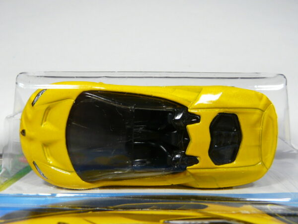 COCHE DEPORTIVO EDICION ESPECIAL NUEVO A ESCALA APROXIMADA 1/64. VISTA AEREA.