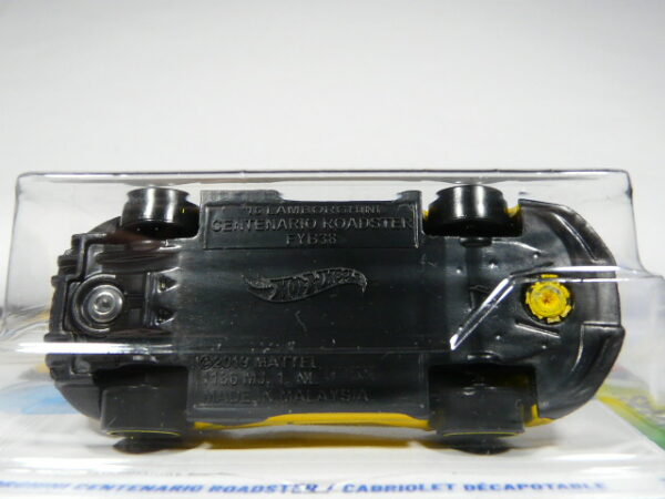 COCHE DEPORTIVO EDICION ESPECIAL NUEVO A ESCALA APROXIMADA 1/64. VISTA INFERIOR.