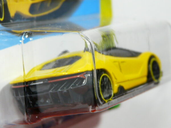 COCHE DEPORTIVO EDICION ESPECIAL NUEVO A ESCALA APROXIMADA 1/64. VISTA TRASERA.