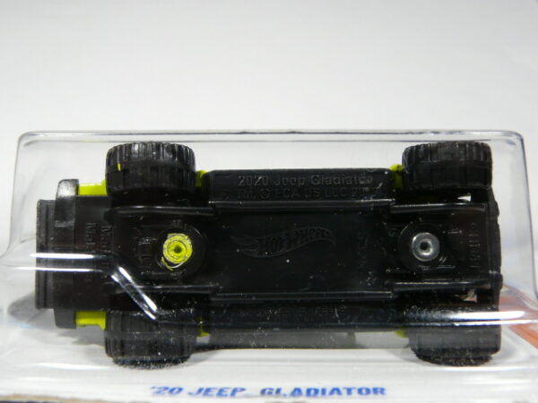 TODOTERRENO 4X4 NUEVO A ESCALA APROXIMADA 1/64. VISTA INFERIOR.