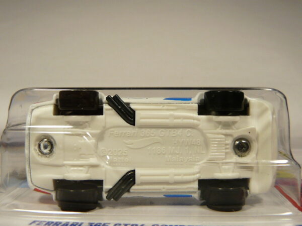 COUPE DEPORTIVO CLASICO NUEVO A ESCALA APROXIMADA 1/64.VISTA INFERIOR.