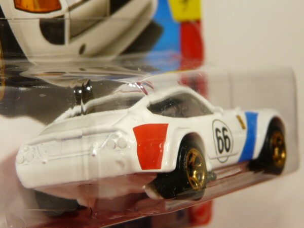 COUPE DEPORTIVO CLASICO NUEVO A ESCALA APROXIMADA 1/64.VISTA TRASERA.