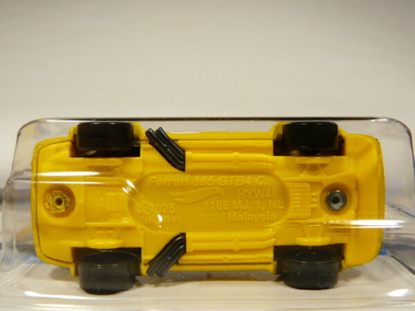 COUPE DEPORTIVO CLASICO NUEVO A ESCALA APROXIMADA 1/64. VISTA INFERIOR.
