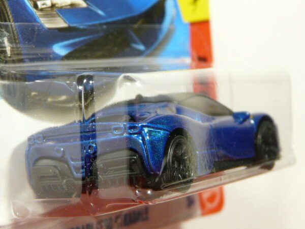 COUPE DEPORTIVO NUEVO A ESCALA APROXIMADA 1/64. VISTA TRASERA.