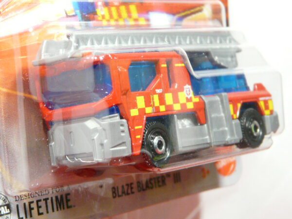 CAMION DE BOMBEROS NUEVO A ESCALA APROXIMADA 1/64. VISTA FRONTAL.