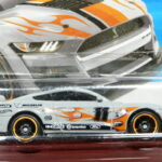 COCHE DEPORTIVO NUEVO A ESCALA APROXIMADA 1/64.