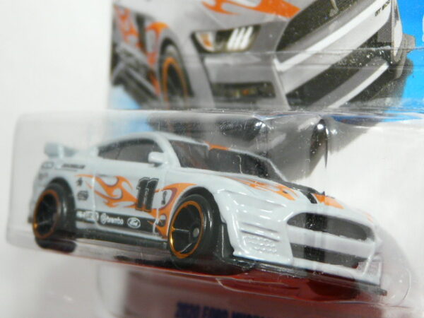 COCHE DEPORTIVO NUEVO A ESCALA APROXIMADA 1/64. VISTA FRONTAL.