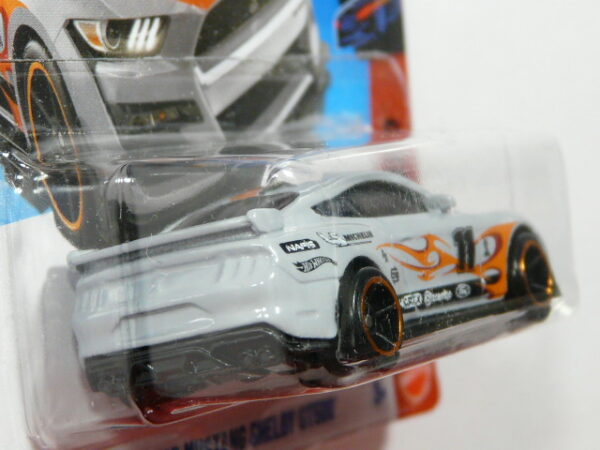 COCHE DEPORTIVO NUEVO A ESCALA APROXIMADA 1/64. VISTA TRASERA.
