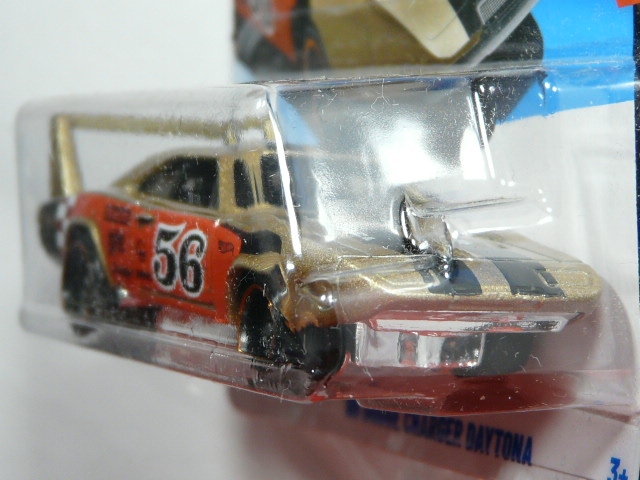 COCHE DE CARRERAS NUEVO A ESCALA APROXIMADA 1/64. VISTA FRONTAL.