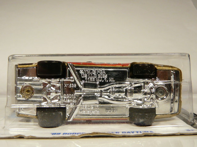 COCHE DE CARRERAS NUEVO A ESCALA APROXIMADA 1/64. VISTA INFERIOR.