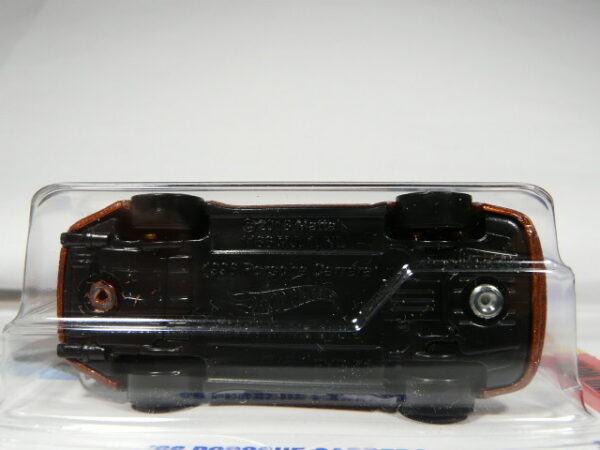 COCHE CLASICO DEPORTIVO COUPE NUEVO A ESCALA APROXIMADA 1/64. VISTA INFERIOR.