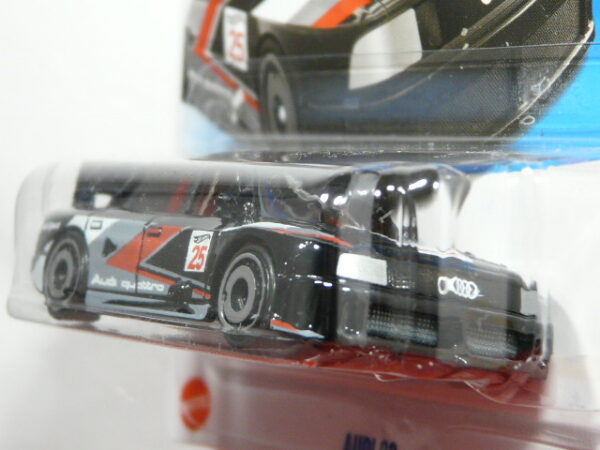COCHE CLASICO DEPORTIVO NUEVO A ESCALA APROXIMADA 1/64. VISTA FRONTAL.
